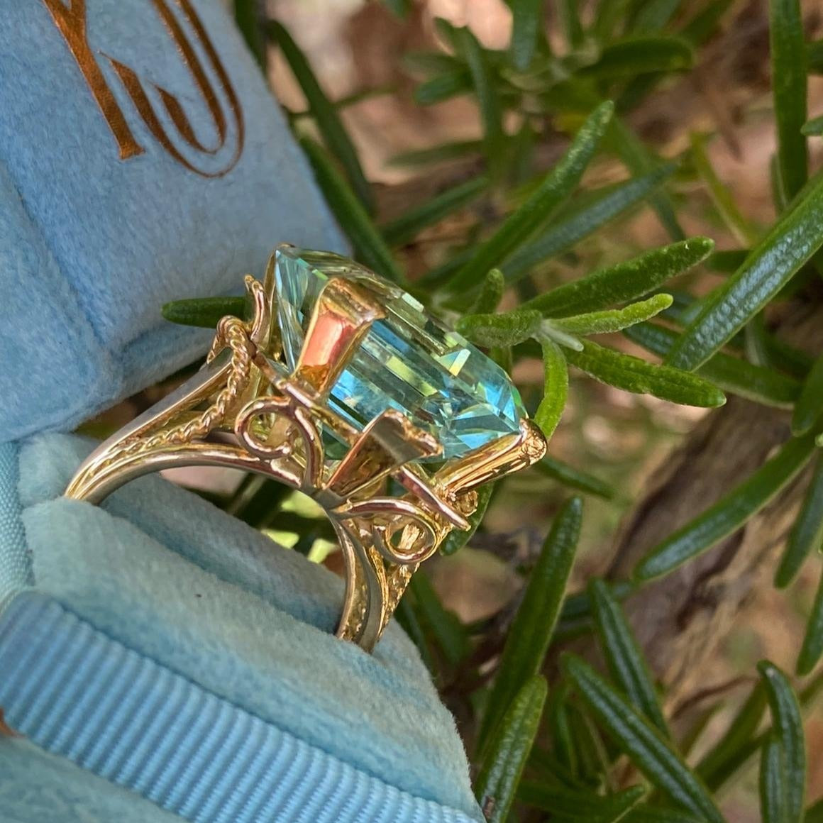 25 Carat Aquamarine Cocktail Ring in 18K Yellow Gold 