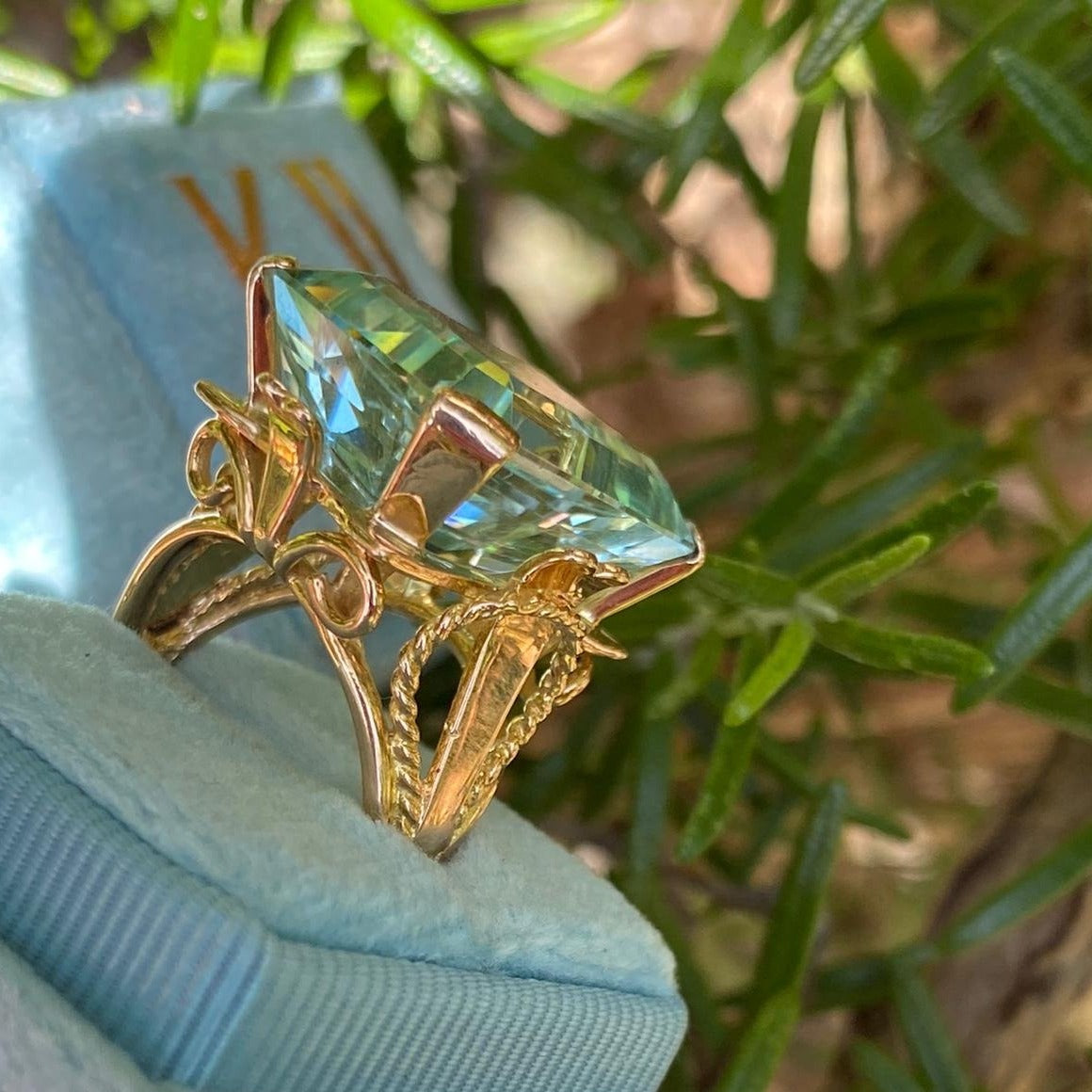 25 Carat Aquamarine Cocktail Ring in 18K Yellow Gold 