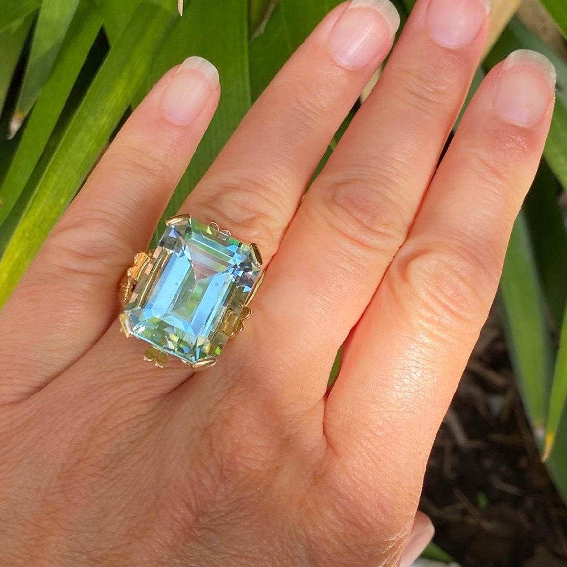 25 Carat Aquamarine Cocktail Ring in 18K Yellow Gold 